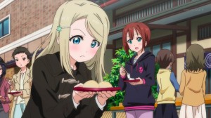 Honoka is surprisingly generous by throwing a rice cake party for the whole school.